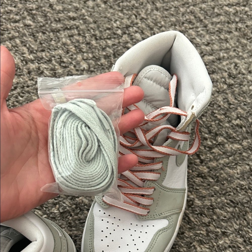 Women’s Nike Air Jordan 1 High Top (Seafoam) 7.5 - Picture 9 of 9